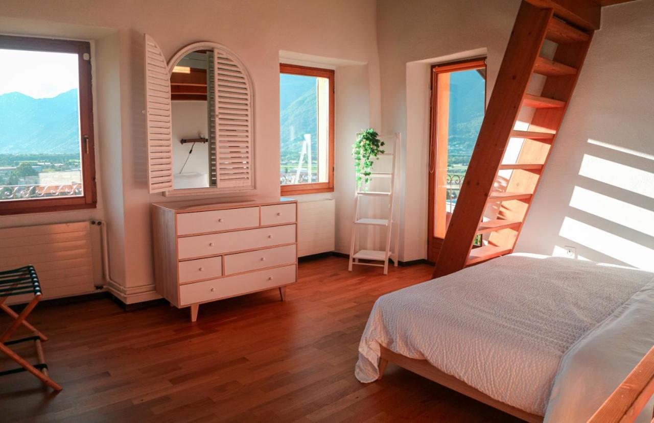 Wisteria House - Holiday Apartment Cadenazzo Bagian luar foto